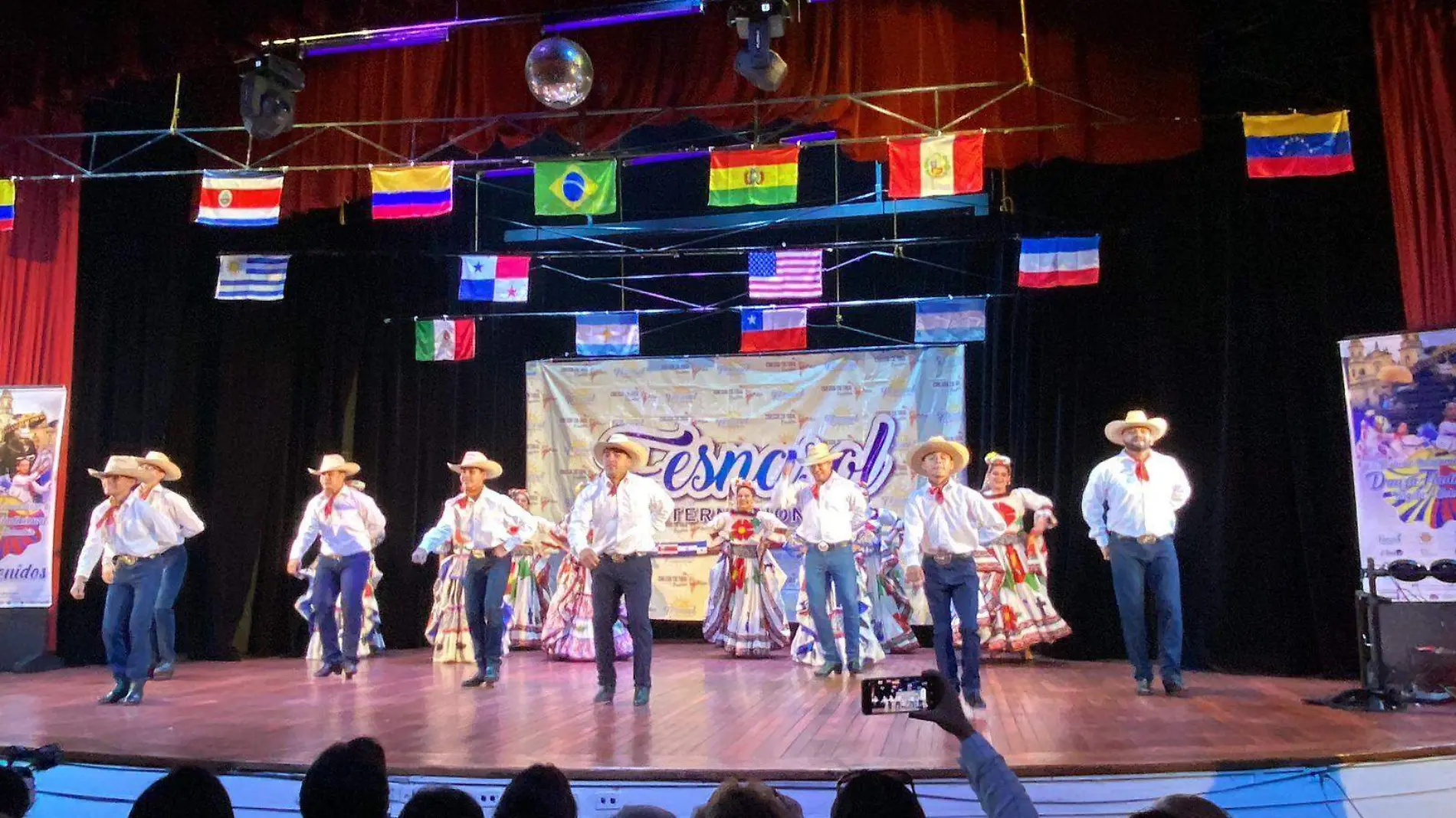 La Compañía de Danza Sol Azteca durante su presentación en el Festival Iberoamericano de Danza de Colombia